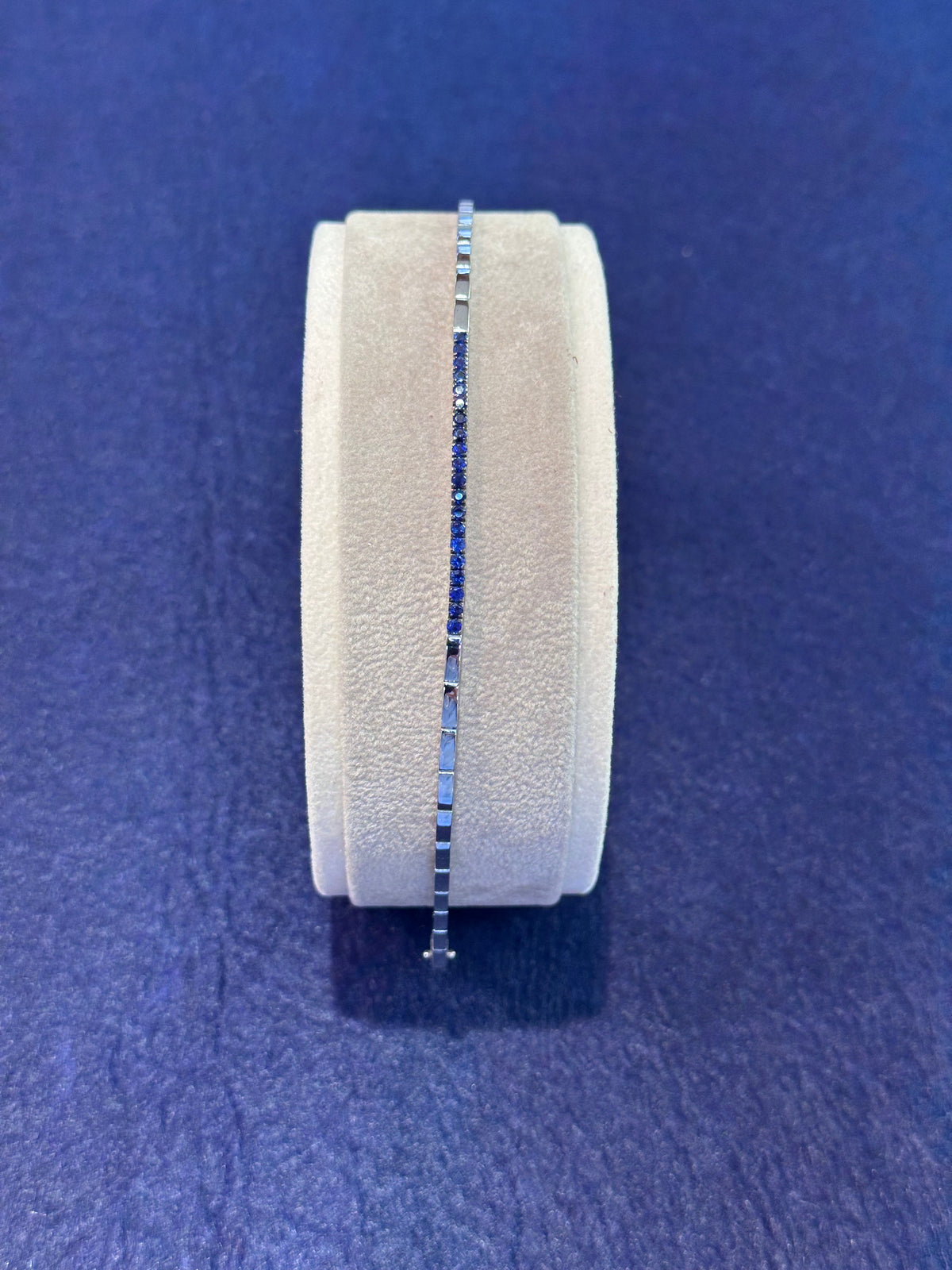 Bracciale Mezzo Tennis con Zaffiri Blu in Oro Bianco 18 kt