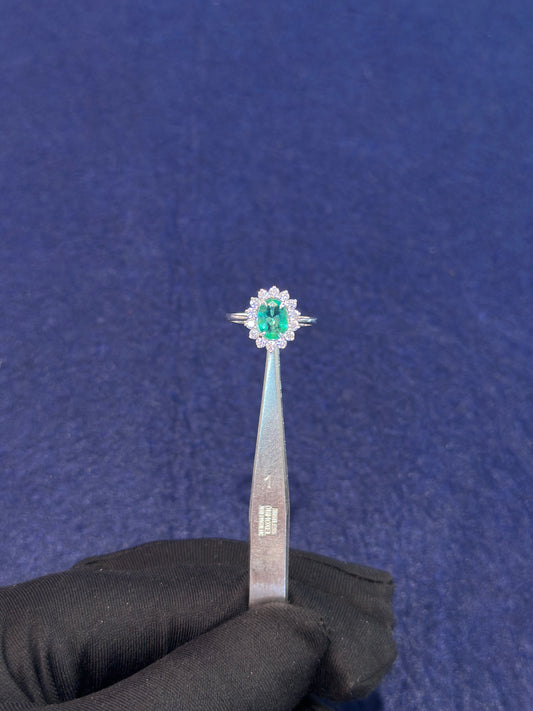 Anello Smeraldo ovale 1,23ct e Brillanti 0,50ct