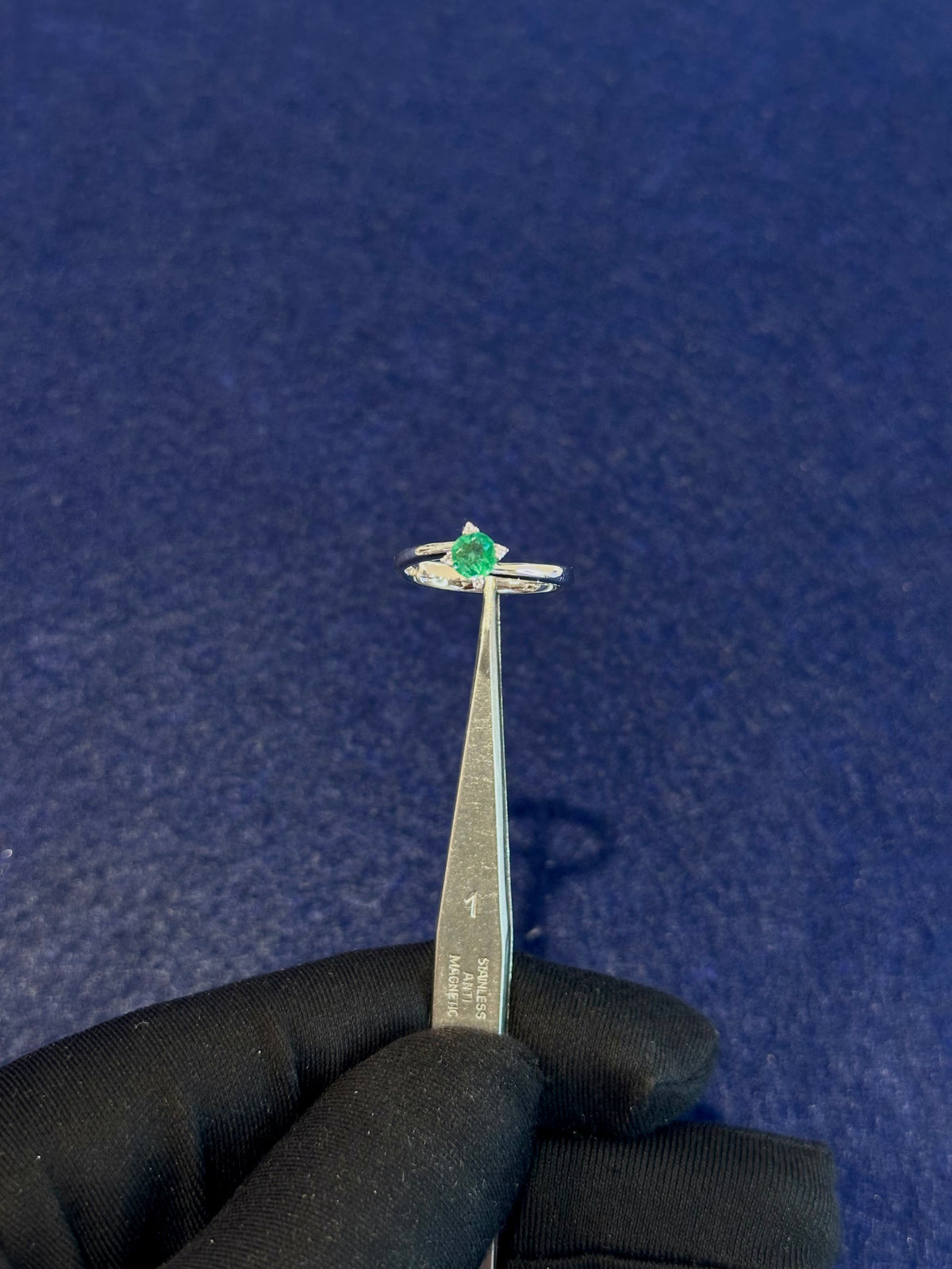 Anello Solitario con Smeraldo e Diamanti in Oro 18 kt