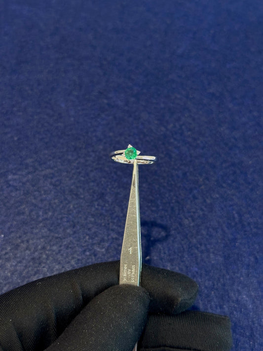 Anello Solitario con Smeraldo e Diamanti in Oro 18 kt