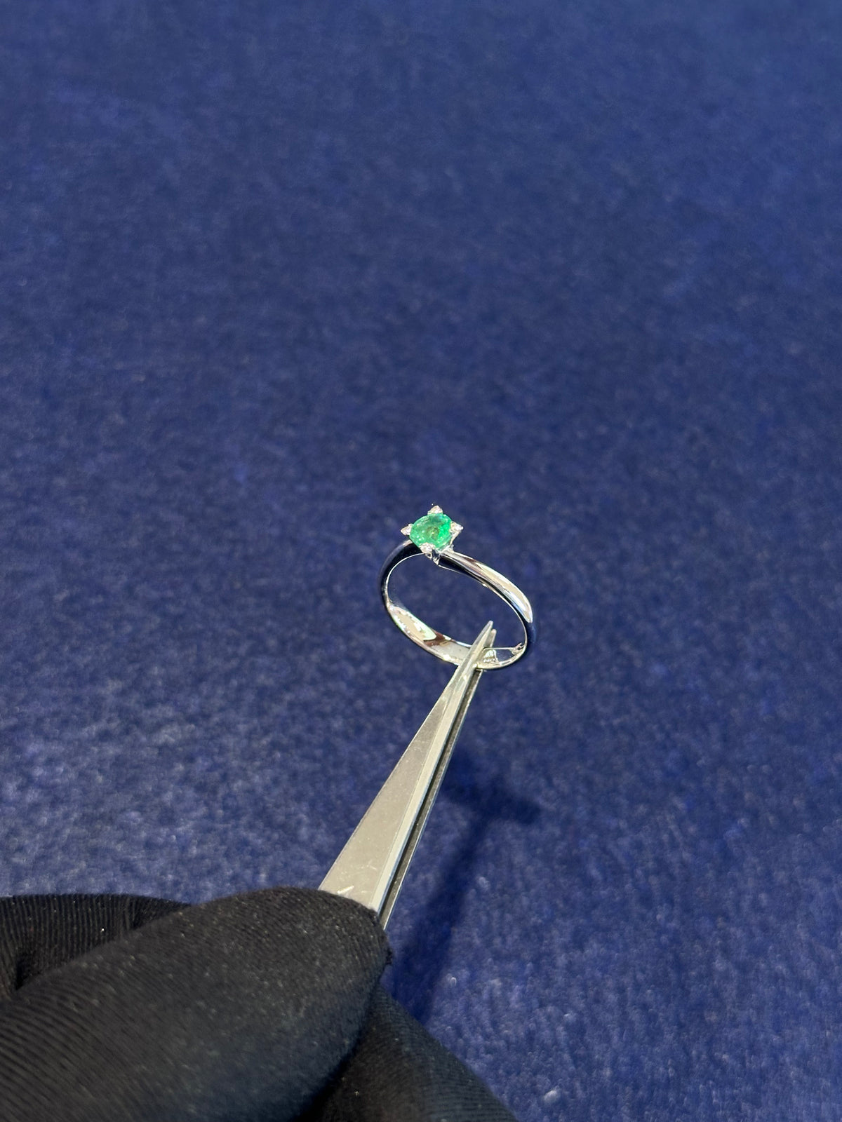 Anello Solitario con Smeraldo e Diamanti in Oro 18 kt