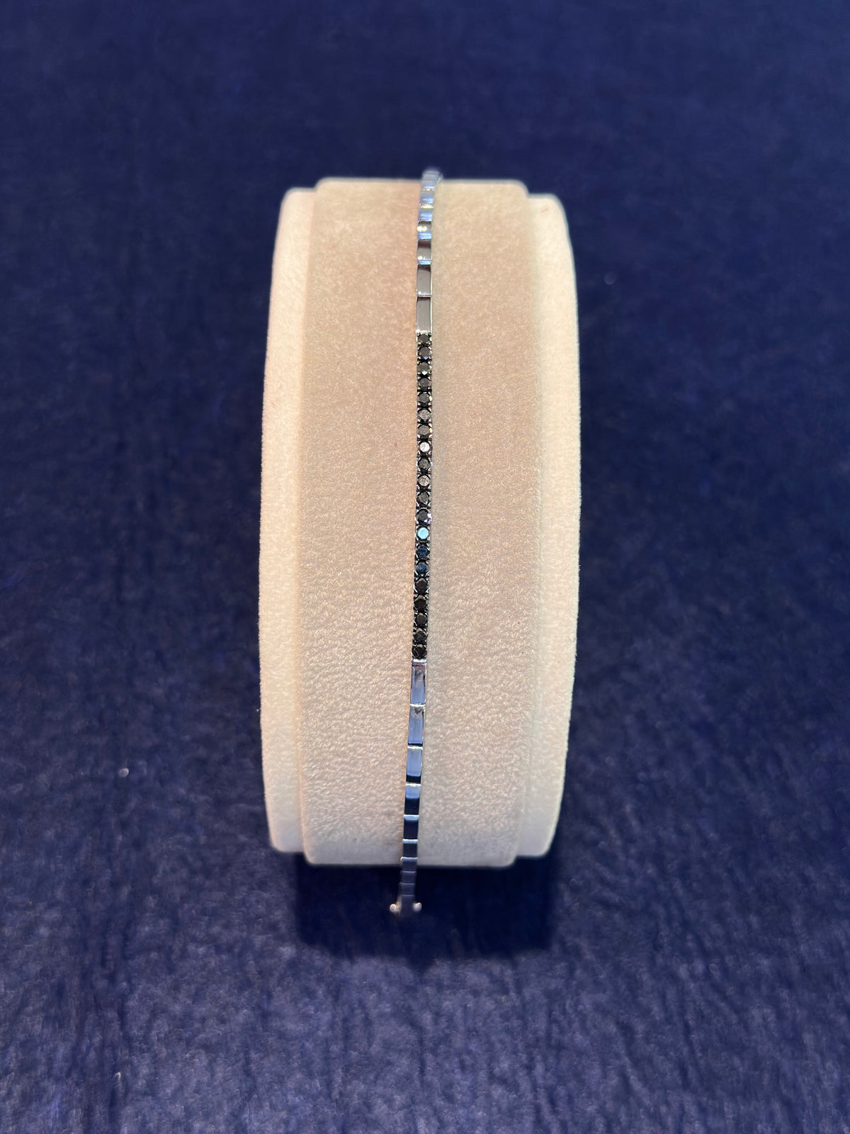 Bracciale Mezzo Tennis con Diamanti Neri in Oro Bianco 18 kt
