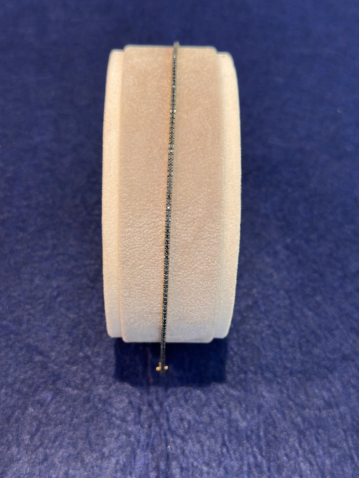 Bracciale tennis realizzato in oro giallo 18 kt con diamanti neri taglio brillante.