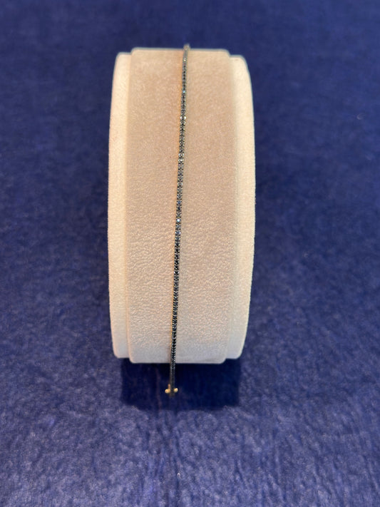 Bracciale tennis realizzato in oro giallo 18 kt con diamanti neri taglio brillante.