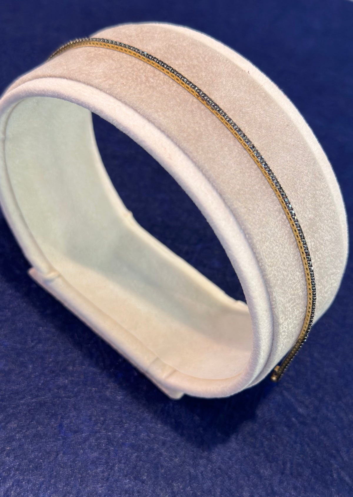 Bracciale tennis realizzato in oro giallo 18 kt con diamanti neri taglio brillante.